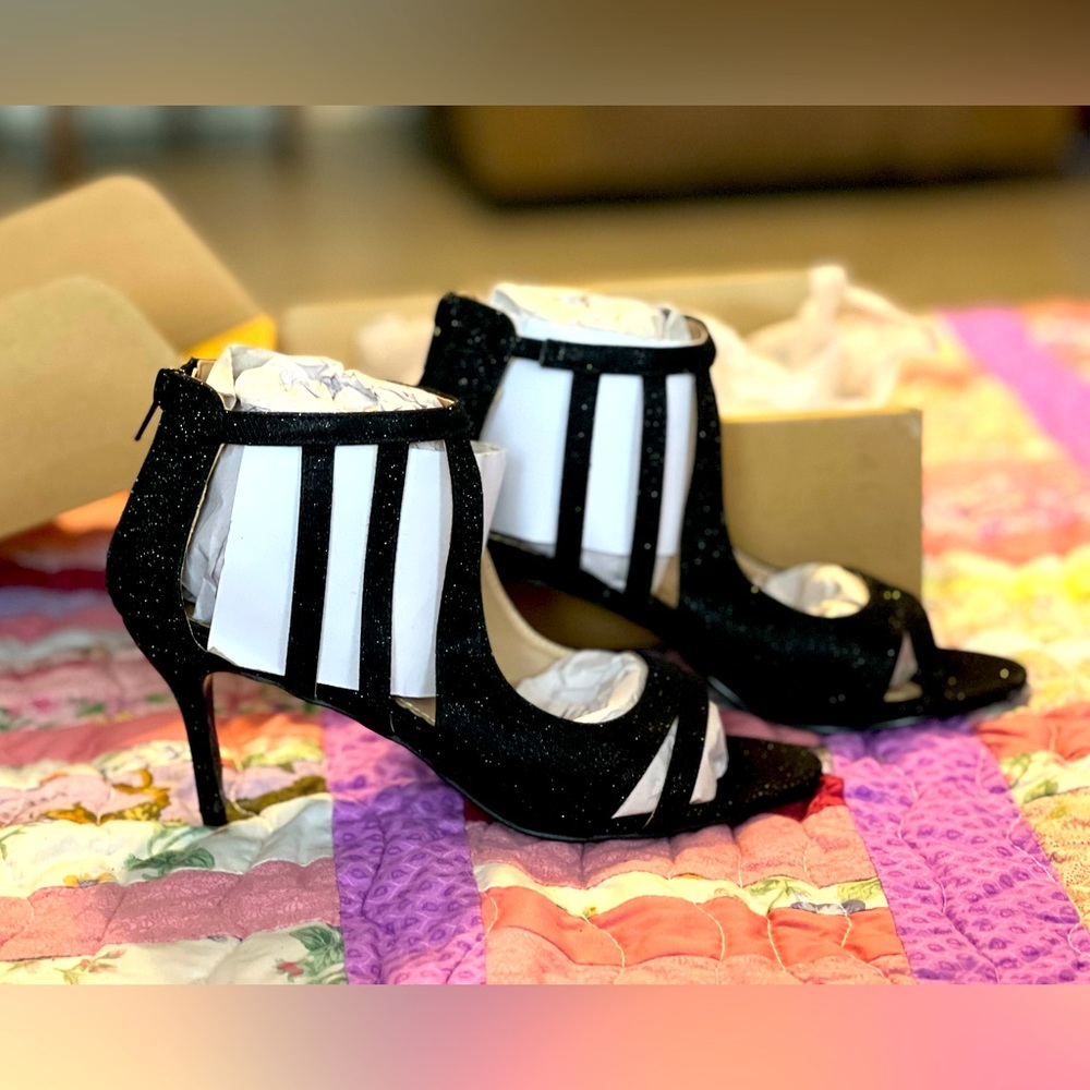 Journee Collection Sienna Pumps in black size 7.5